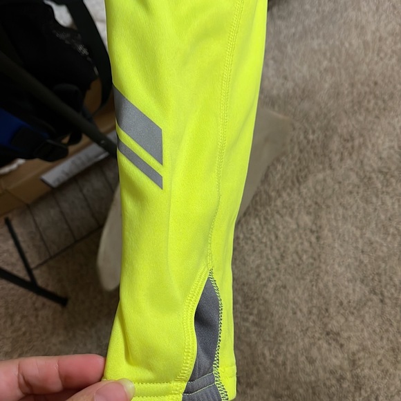 Under Armour cold gear, reflective running top size extra large fitted - Picture 4 of 5